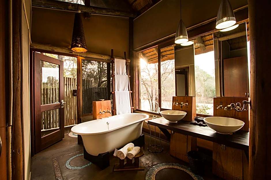 Rhino Post Safari Lodge