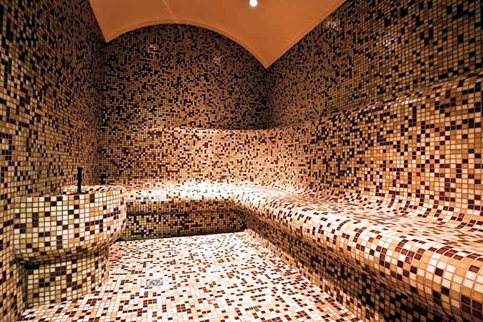 Parklands Hotel & Pool