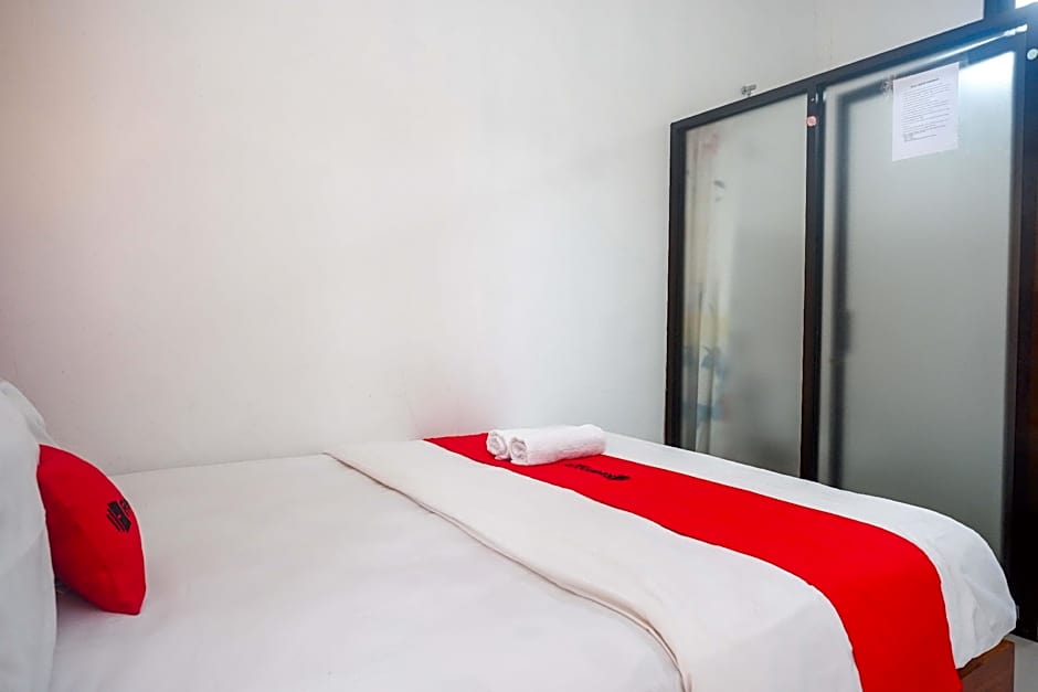 RedDoorz near Alun Alun Wonosobo 2