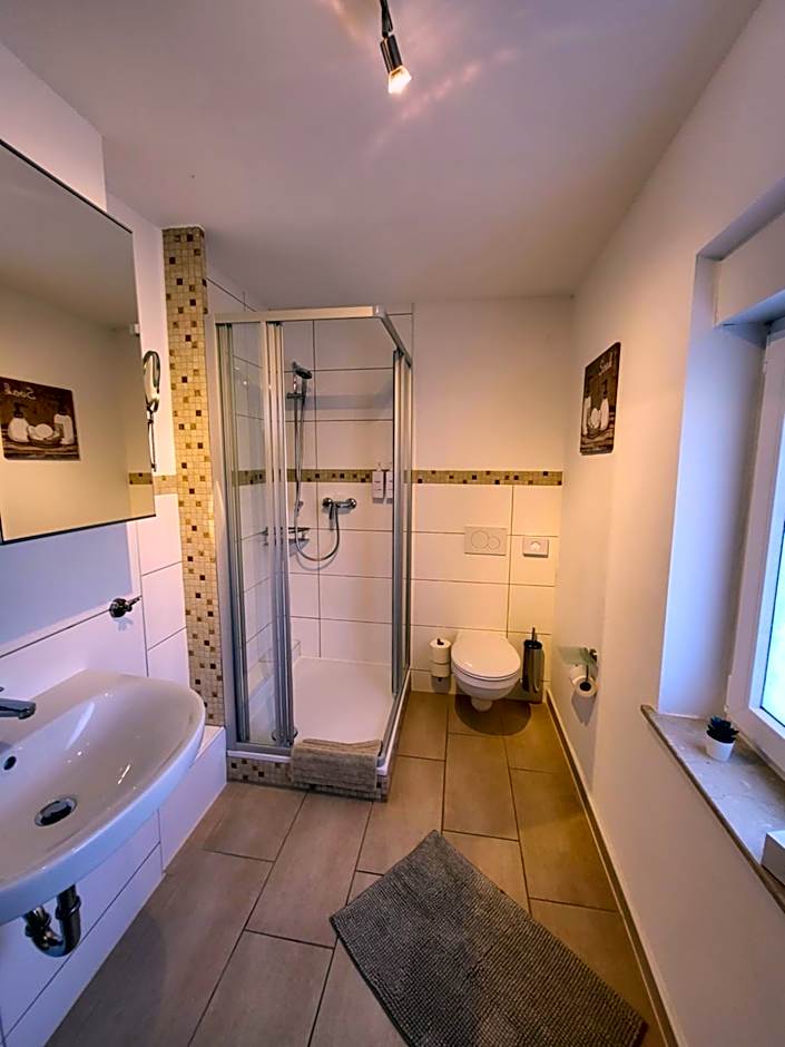 CJS Apartments - Chill or Drive am Nurburgring, Free Parking, WLan, Spacious Rooms, Quiet Location