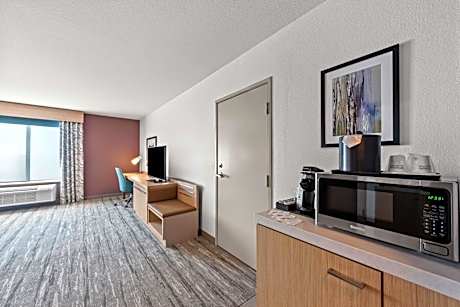 King Room with Roll-In Shower - Mobility Access