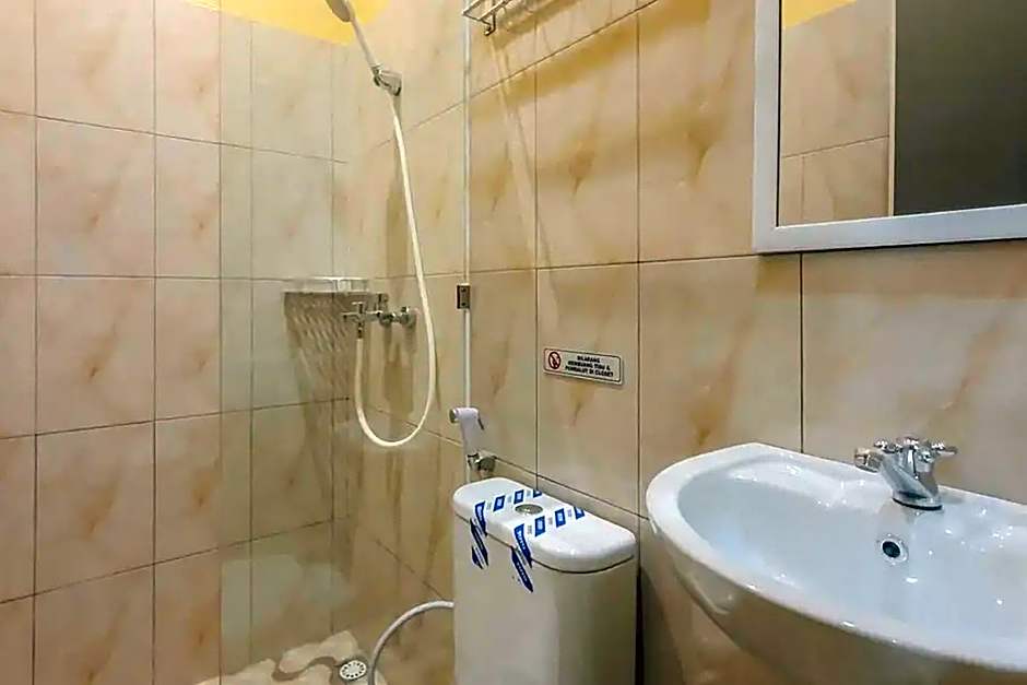 Urbanview Hotel Sakura Kampung Inggris Pare by RedDoorz