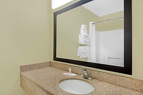 Queen Room - Non-Smoking