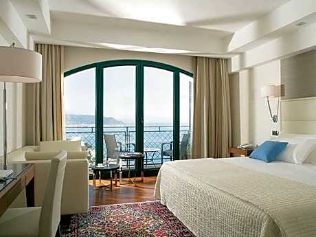 Triple deluxe sea side view