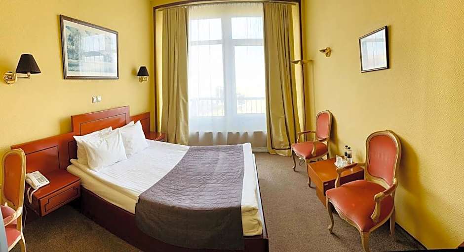 Готель Дніпро Dnipro Hotel