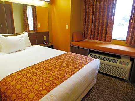 Deluxe Queen Room - Non-Smoking