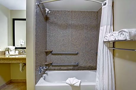2 Queen Mobility/Hearing Accessible W/Bathtub