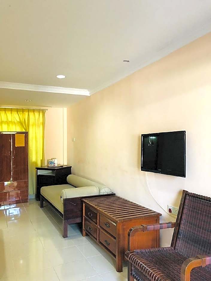 Penarak Bamboo Beach Motel