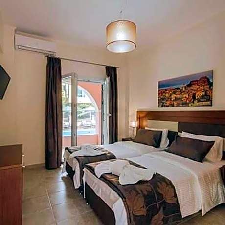 Apartment with Pool View