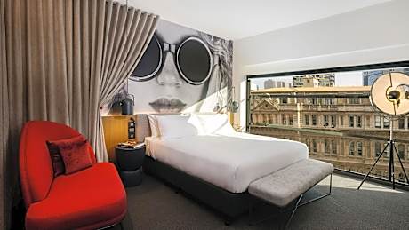 Standard King Room High Floor - Atrium or City View