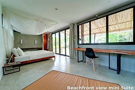 Deluxe Beachfront Suite