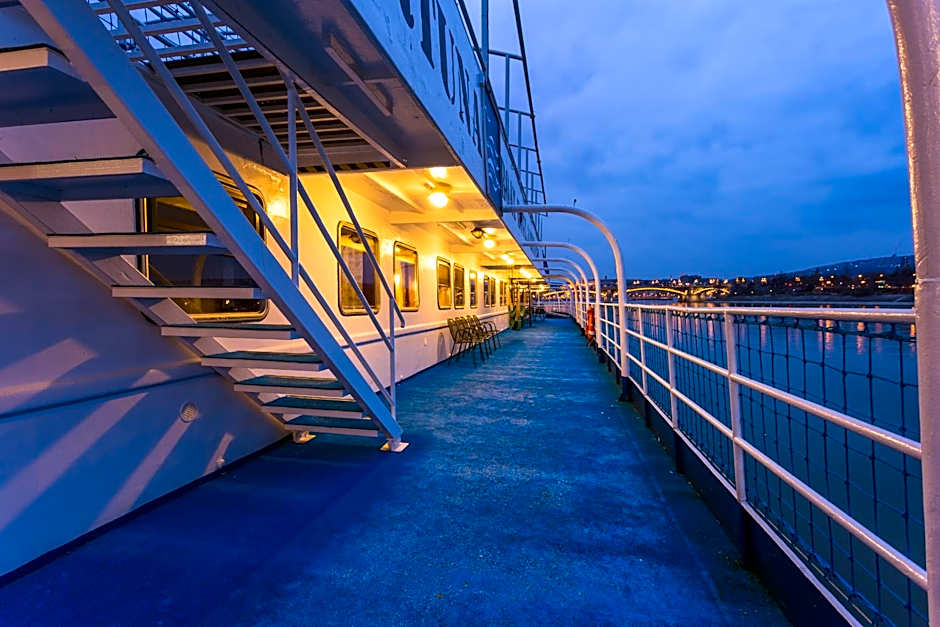 Fortuna Boat Hotel