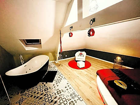 Redroom Loveroom Chambre Spa privative Insolite Thème 50 nuances de grey