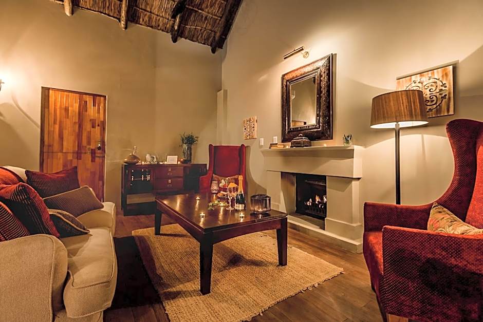 Hlosi Game Lodge - Amakhala Game Reserve