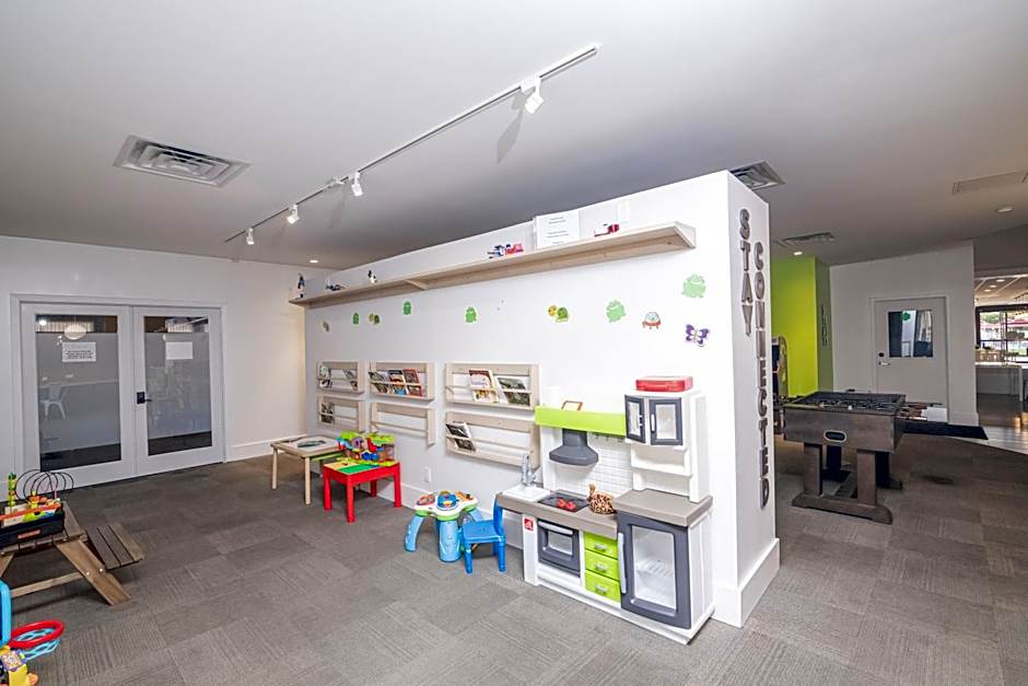 Disney 12 minutes for family, Pool and parking FREE