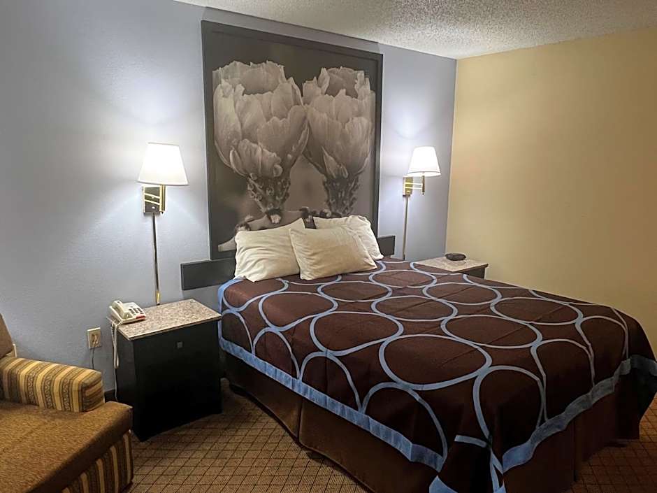 Super 8 by Wyndham Cleveland TX