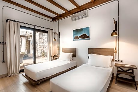 Standard Courtyard View Small Room