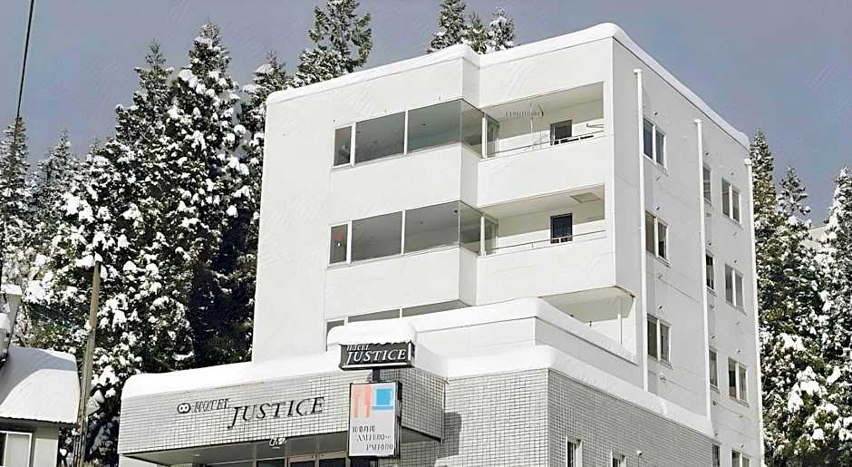 Hotel Justice - Ski IN Ski OUT - Private bathroom, next to the ski lift station