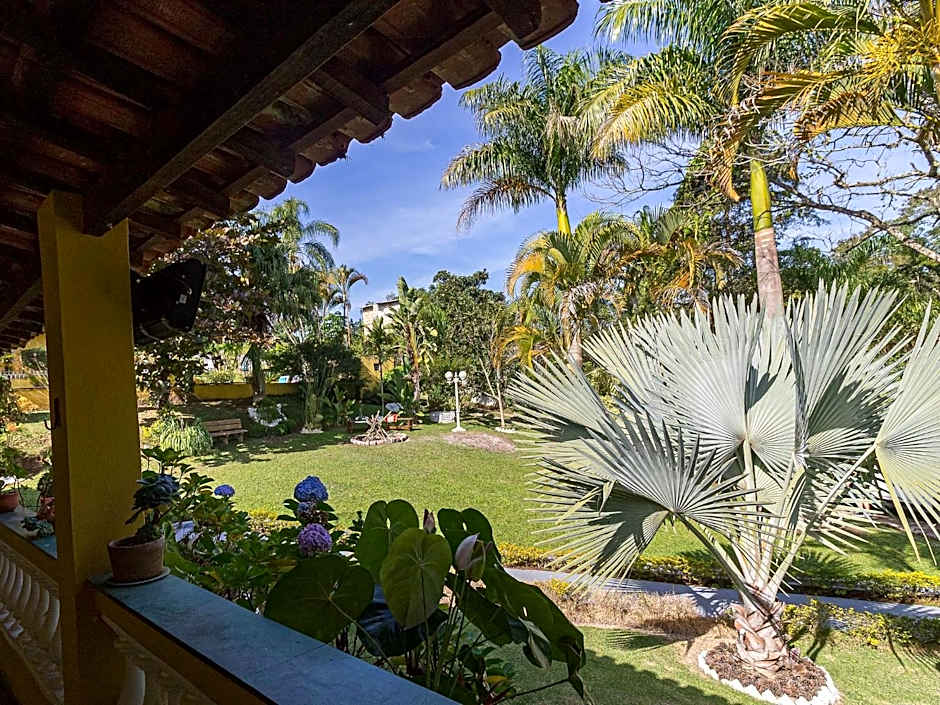 Piscina, jardim, área gourmet e vista arborizada