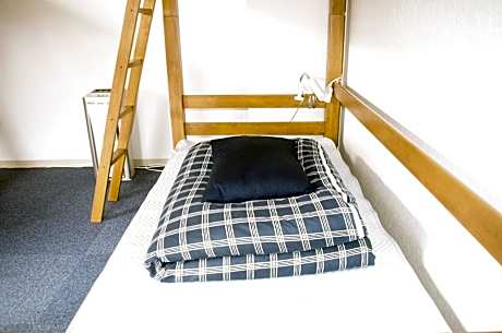 Budget Bunk Bed Room without a curtain