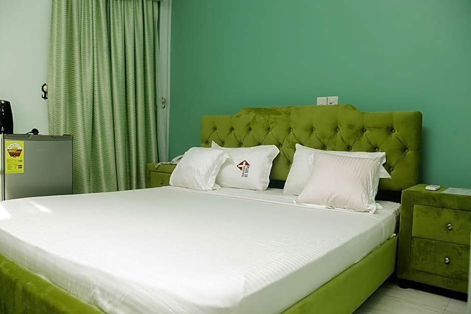 Plus 33 Hotel
