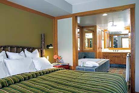 2 Bedroom 1 King 2 Twins Premier Suite