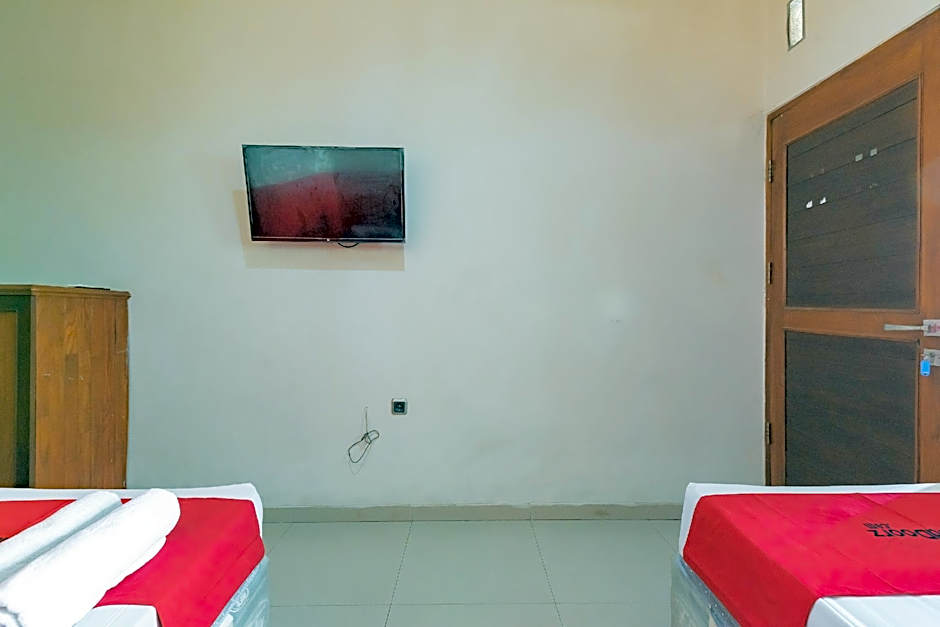 RedDoorz near Pasar Pagi 2 by Cassana