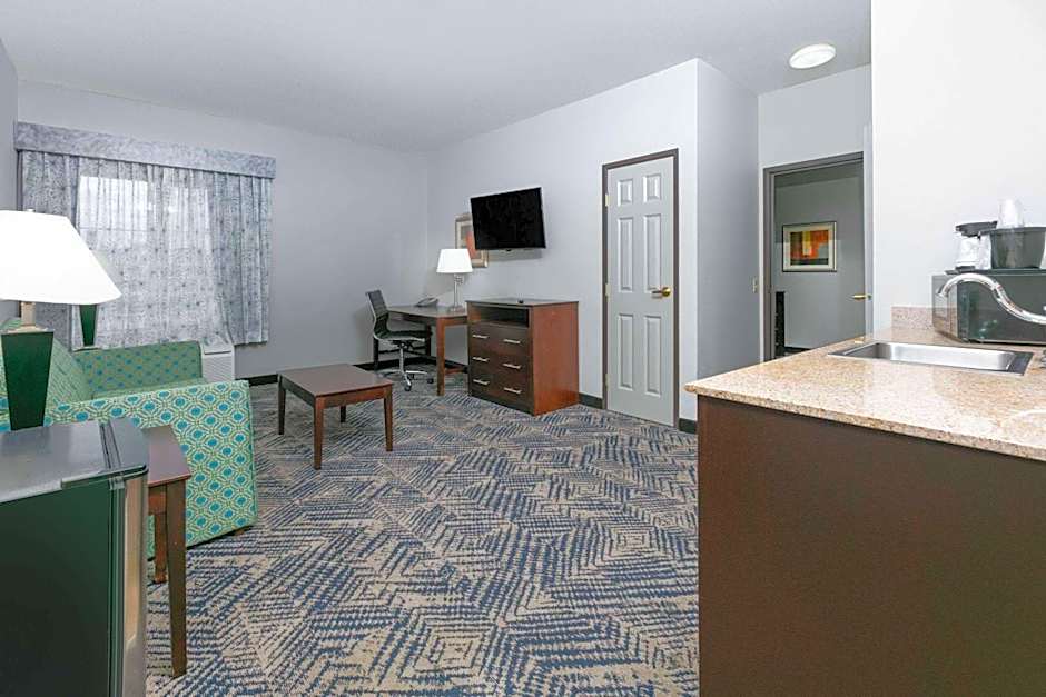 La Quinta Inn & Suites by Wyndham Tulsa Airport