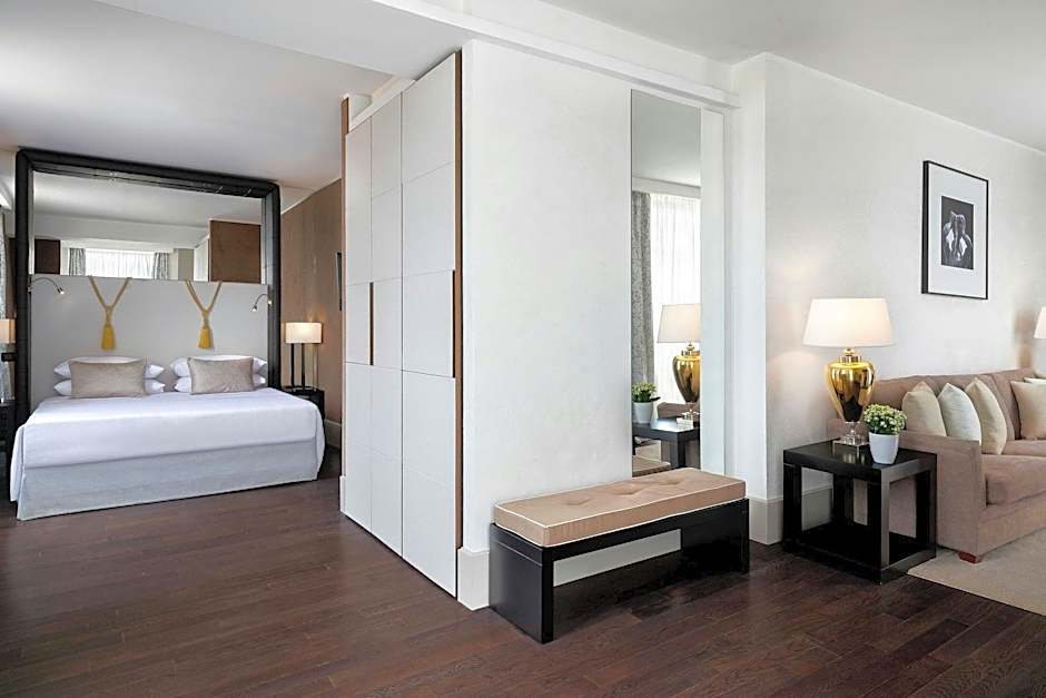 Photo 1 of 4 of Vice Presidential 1 King Bed Suite, Skyline View