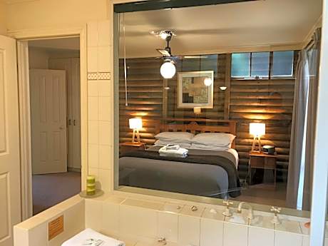 Deluxe One-Bedroom Cottage with Spa Bath