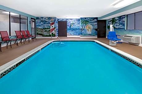 Super 8 by Wyndham Victoria/North/Mall Area