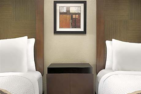 2 Queen Mobility Accessible Comm Assist Roll In Shower Desk Microwave Fridge NSMK Full Breakfast