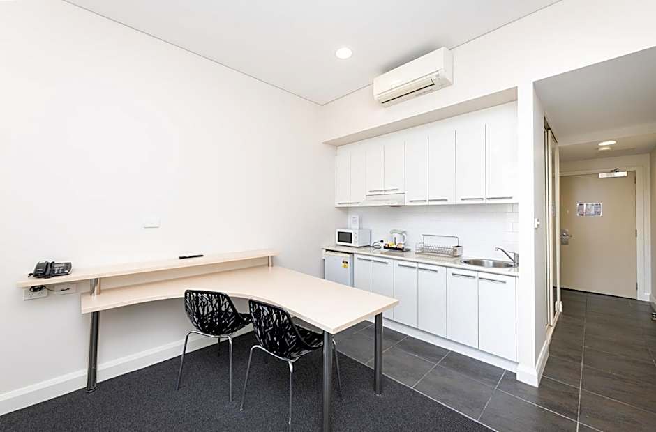 Belconnen Way Hotel & Serviced Apartments