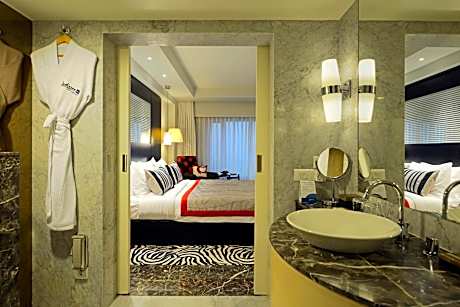 Business Class High Floor City View Room