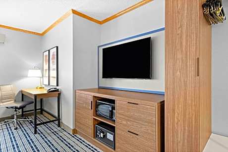 1 Queen Bed Studio Suite Non-Smoking