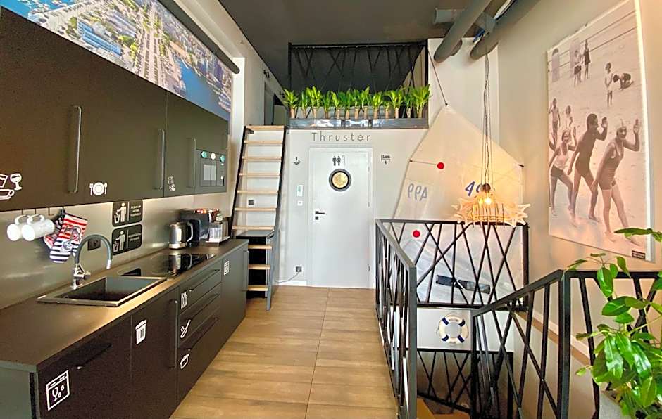Thruster - Rooms, Kitchen, Chill-Out Zone-Netflix, Lobby-Netflix