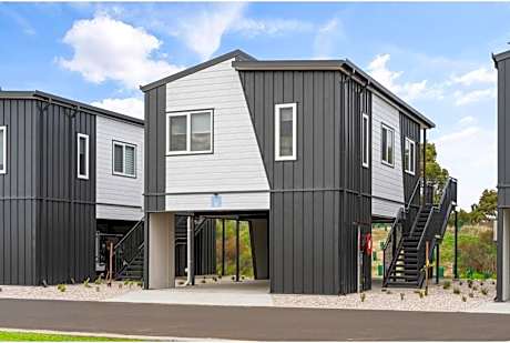 Deluxe 2 Bedroom Cabin - Sleeps 4