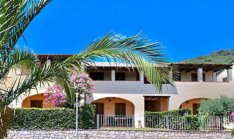 Apartments 5 beds, first floor with private outdoor area, in Residence with swimming-pool