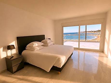 Deluxe Four-Bedroom Apartment with Sea View