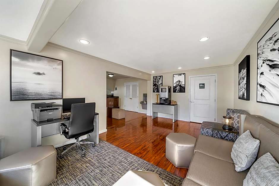 Best Western Plus Northwoods Inn