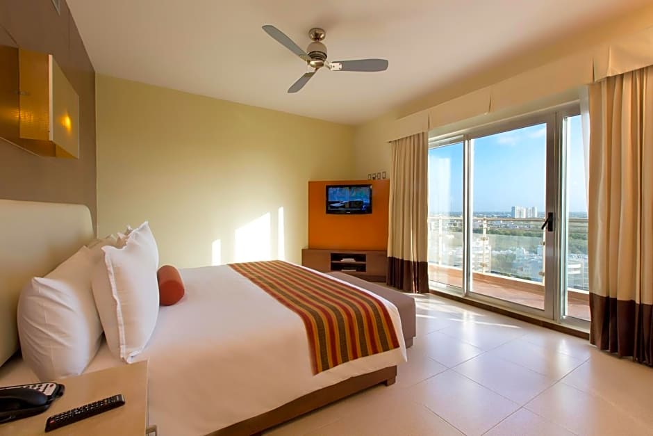 Krystal Urban Cancun-Malecon
