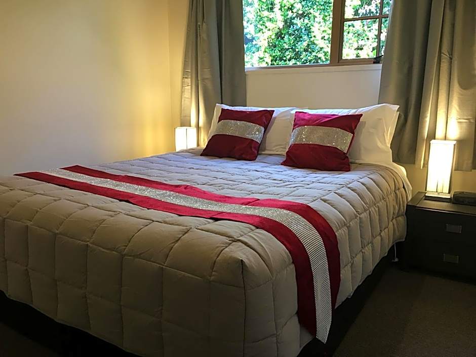 Colonial Lodge Motel