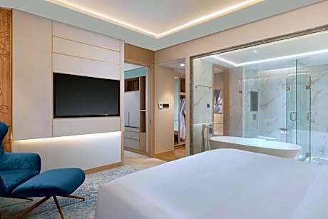 Deluxe King Suite