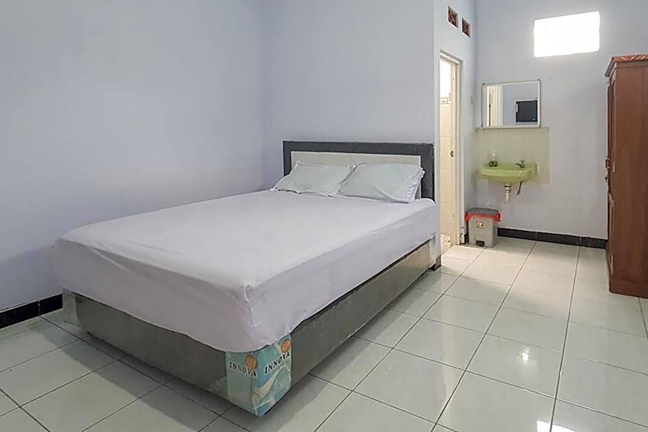 Angrumba Family Homestay Syariah near RSUD Caruban Mitra RedDoorz