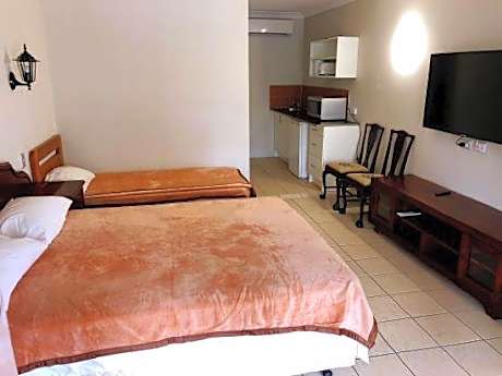 Queen Room with Single Bed