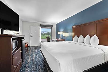 1 KING BED NONSMOKE MICRFG WIFI DESK COFFEE MKR CONTINENTAL BREAKFAST