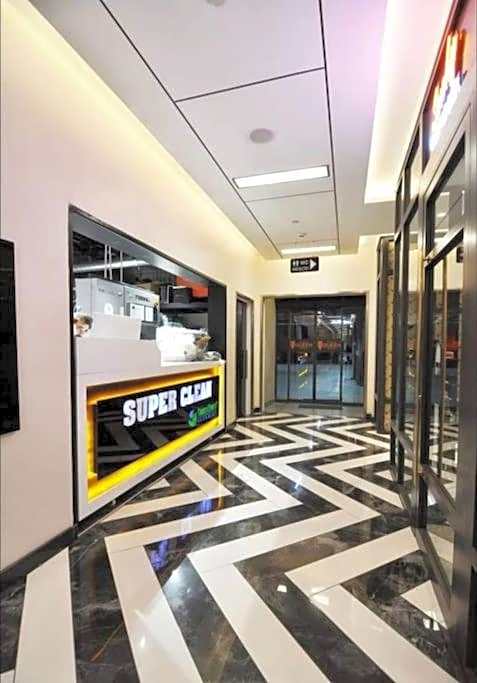 lavish apt with 180 ist view at 40F gym pool 89