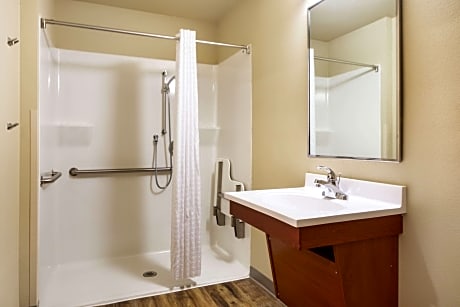 1 Queen Bed, Efficiency, No Smoking, Accessible Room