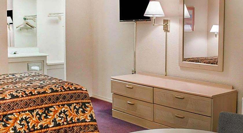 Rodeway Inn Findlay University Area