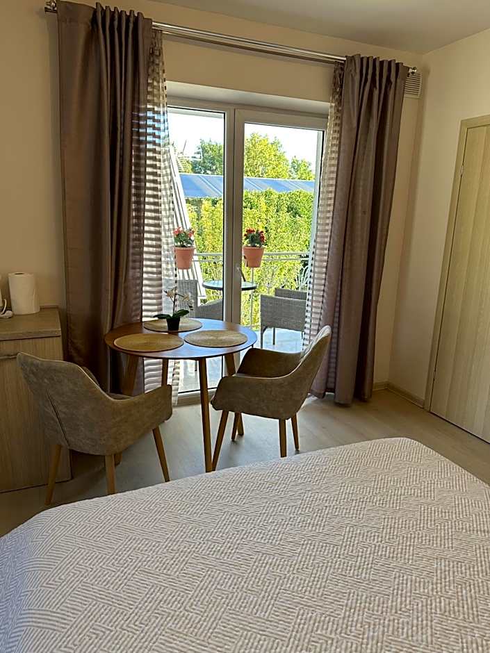 Apartamentai šalia baseino